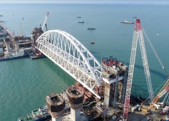 В Керченском проливе начали подъем арки на опоры Крымского моста