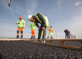 На Крымском мосту выполнен пилотный участок верхнего слоя асфальта