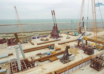 Строители начали возведение свайных фундаментов моста через Керченский пролив