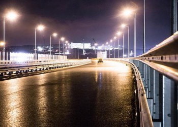 Ночные огни: строители тестируют освещение автотрассы на Крымском мосту