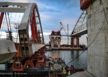 Автодорожная арка Крымского моста поднята на высокопрочные тросы