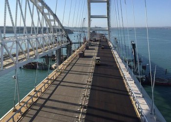 На арке Крымского моста укладывают асфальт: все деформационные швы на своих местах