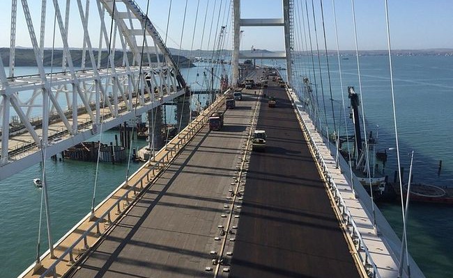 На арке Крымского моста укладывают асфальт: все деформационные швы на своих местах