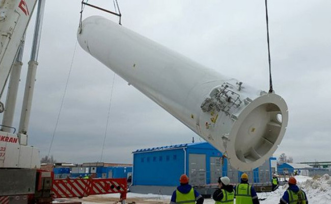На строящемся заводе спутников в Московской области идет установка оборудования