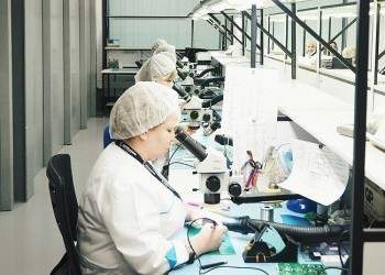В Подмосковье запустили производство речевых процессоров для слуховых систем