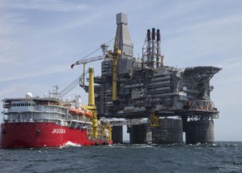 "Роснефть" установила в Охотском море самую большую в мире платформу