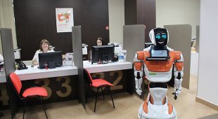 В МФЦ страны начата эксплуатация отечественных роботов ассистентов