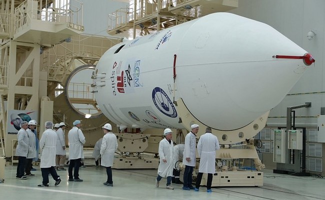 Специалисты завершили сборку головной части ракеты-носителя «Союз-2.1а»