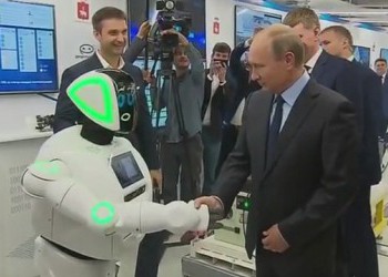 Путин пожал руку серийному российскому роботу Промобот (ВИДЕО)