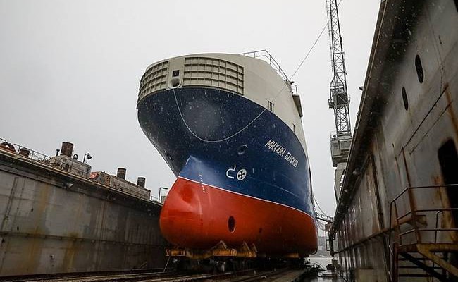 Самый крупный за 30 лет танкер спустили на воду в Приморье