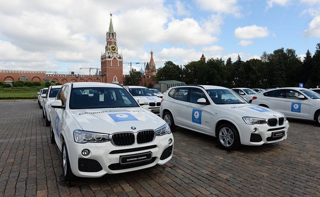 На Ивановской площади Кремля олимпийцам вручили российские автомобили BMW (видео)