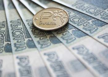 Bloomberg: эксперты называют рубль "супердоходной валютой"