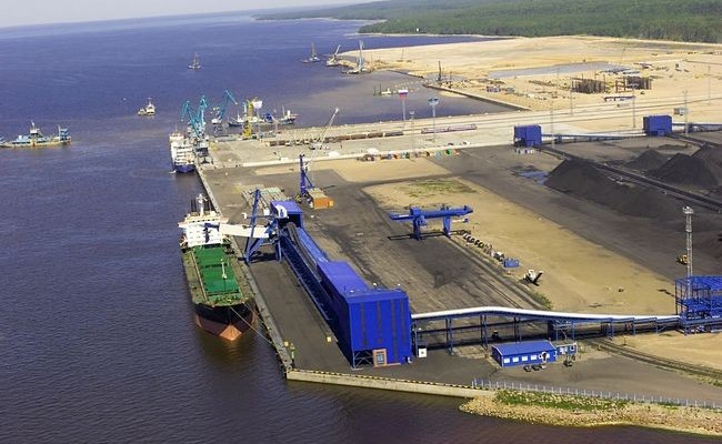 Минск приступил к экспорту бензина и мазута через порты в России