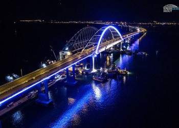 Строители испытали подсветку арки Крымского моста