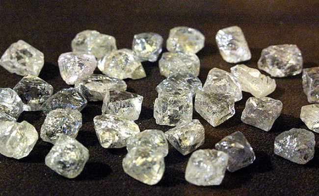 Россия начала продавать алмазы за рубли